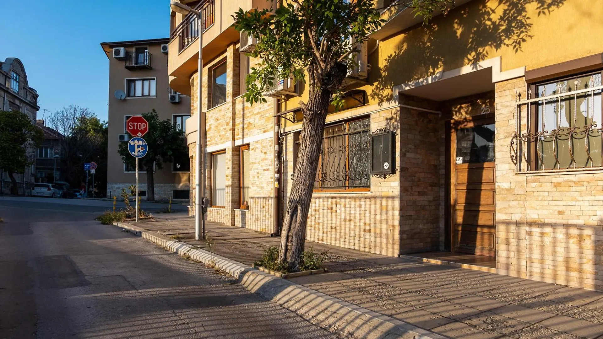 Roman Thermae 2Bdrm Sunny Apartment Varna