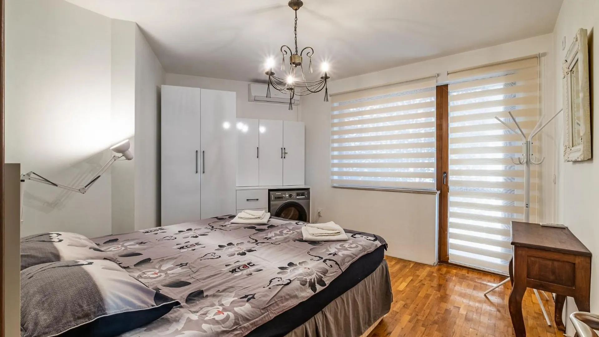 Roman Thermae 2Bdrm Sunny Apartment Varna